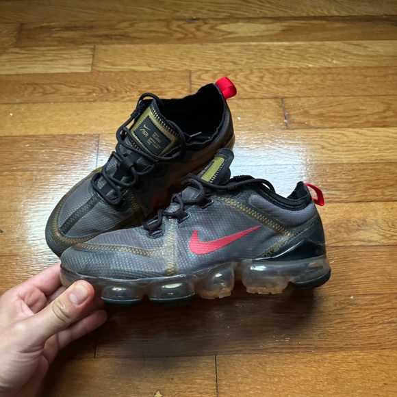 Womens Nike Air VaporMax 2019 Black Gold Red - Picture 2 of 9